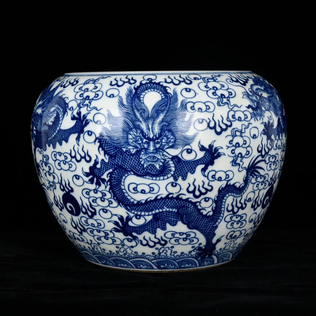 An Exquisite Blue and White Auspicious Cloud and Dragon Pattern Jar