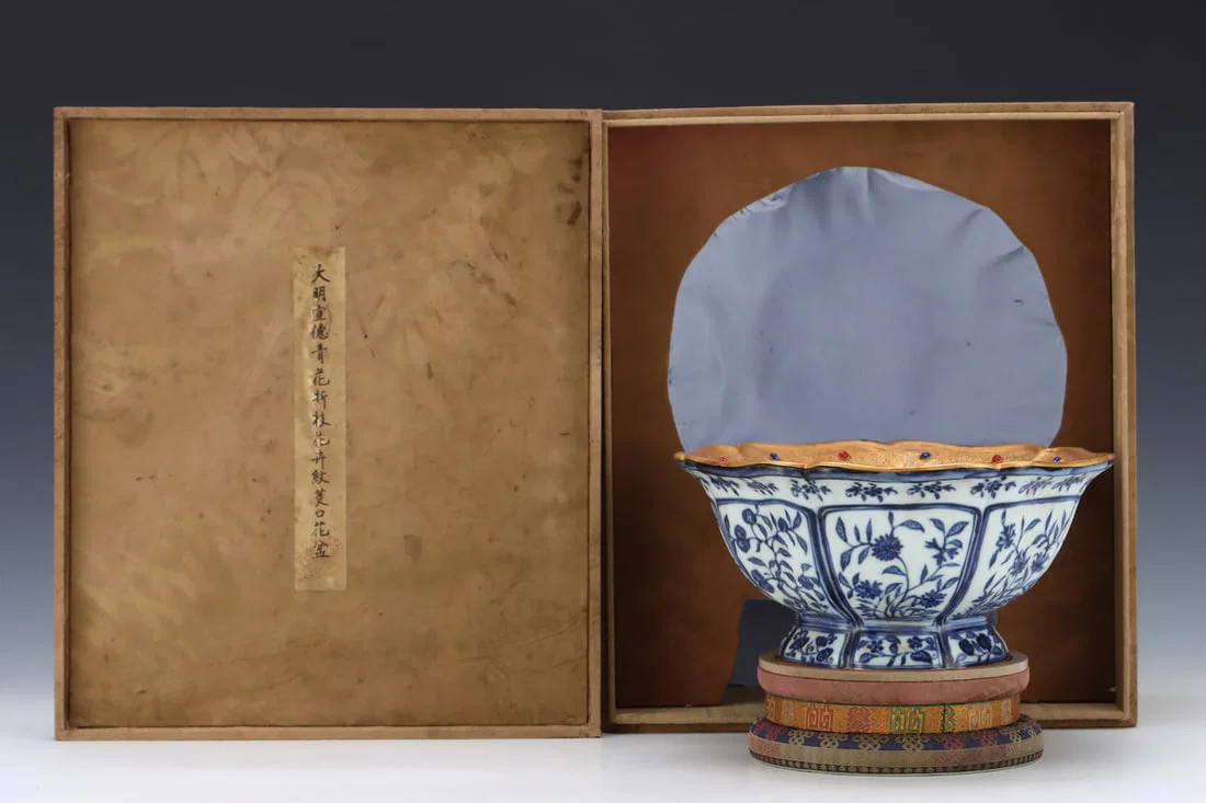 An Exquisite Blue and White Cover with Gold Flower Pattern Basin