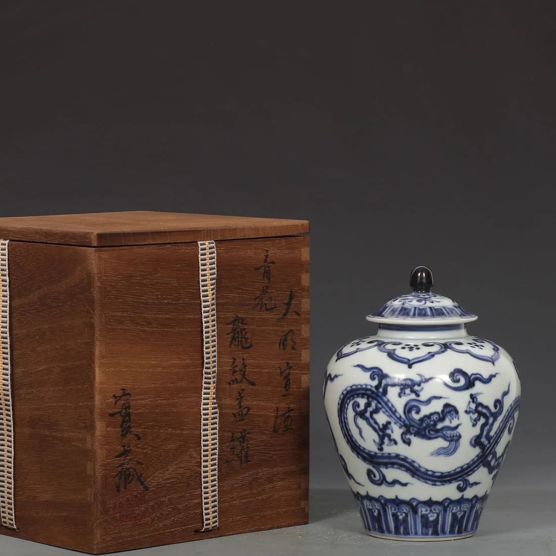 An Exquisite Blue and White Dragon Pattern Cover Jar