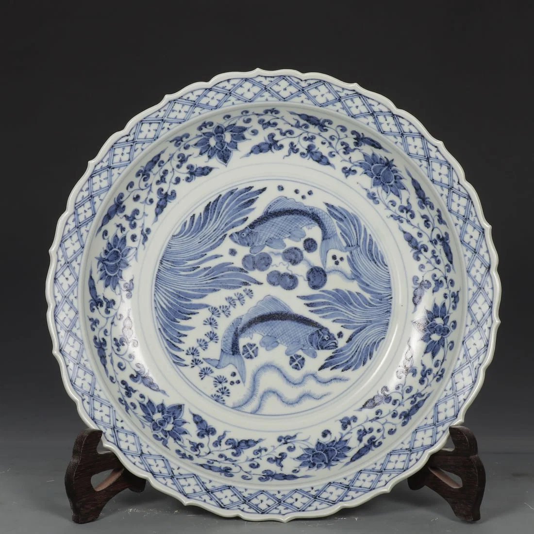 An Exquisite Blue and White Fish and Lotus Pattern Lotus Pattern Plate