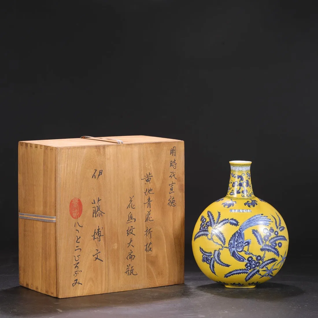 An Exquisite Blue and White Flower and Bird Pattern Vase