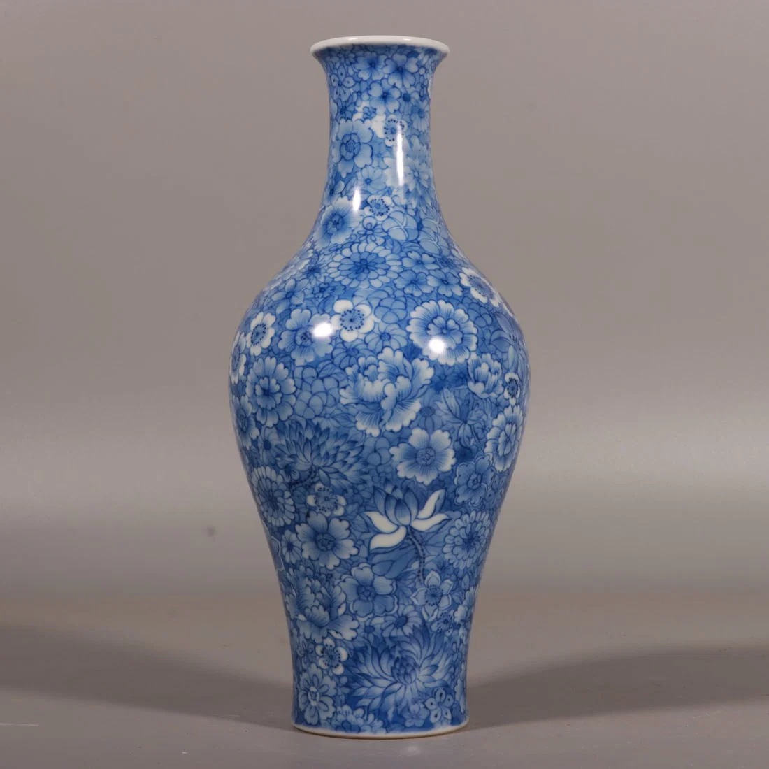 An Exquisite Blue and White Flower Pattern Vase