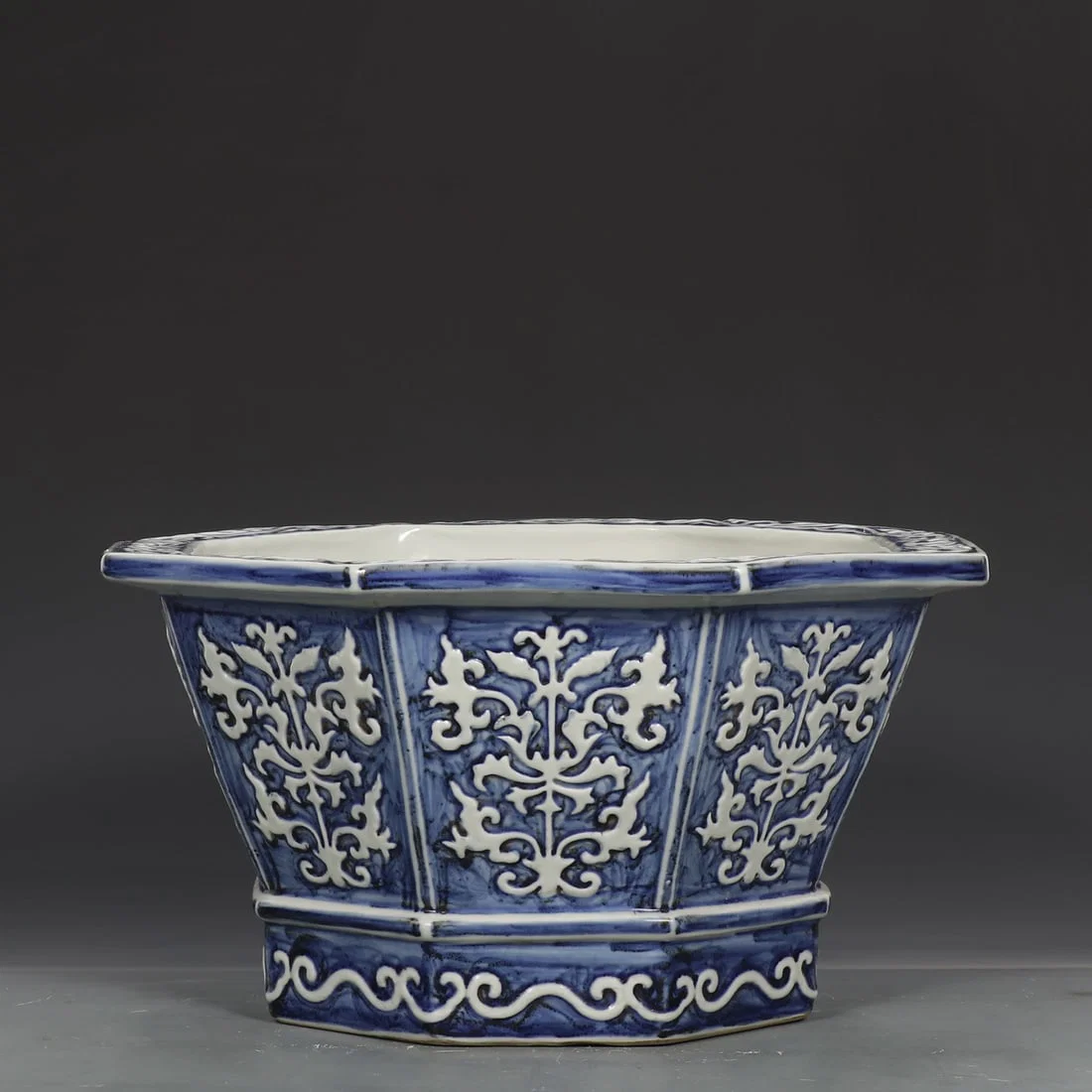 An Exquisite Blue and White Flower Pattern Vat