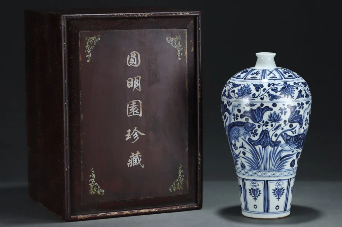 An Exquisite Blue and White Hornwort Pattern Vase