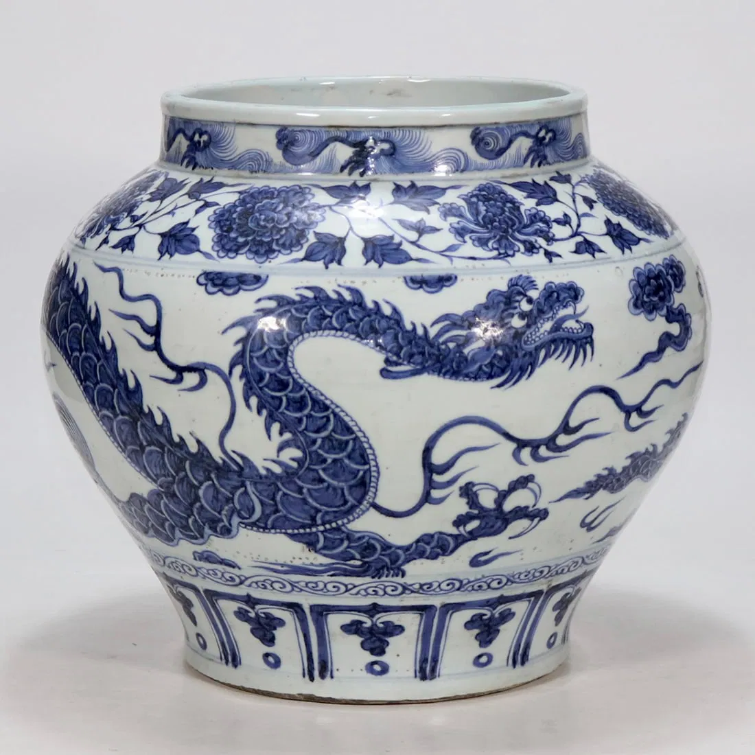 An Exquisite Blue and White Lotus Pattern Dragon Pattern Jar