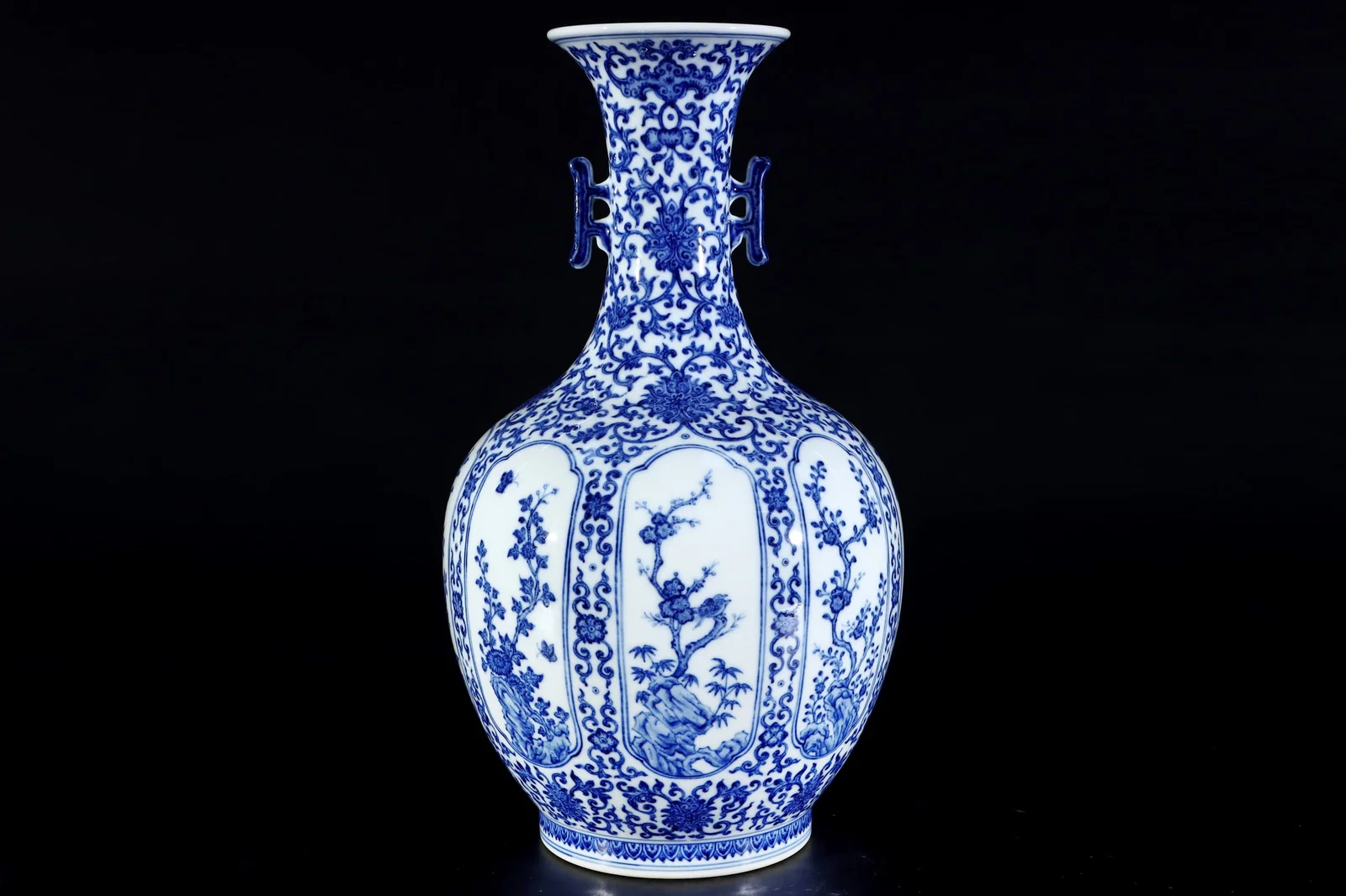 An Exquisite Blue and White Lotus Pattern Flower and Bird Pattern Double-Ears Vase