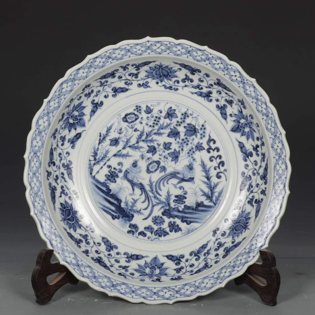 An Exquisite Blue and White Lotus Pattern Flower and Bird Pattern Plate