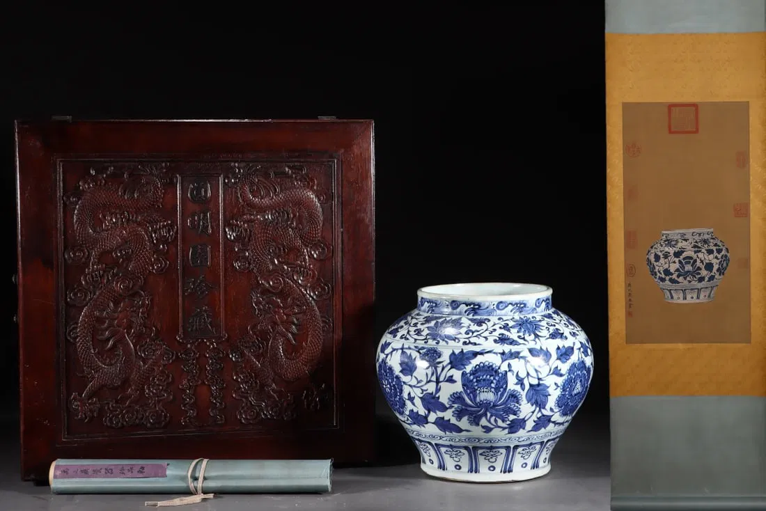 An Exquisite Blue and White Lotus Pattern Jar