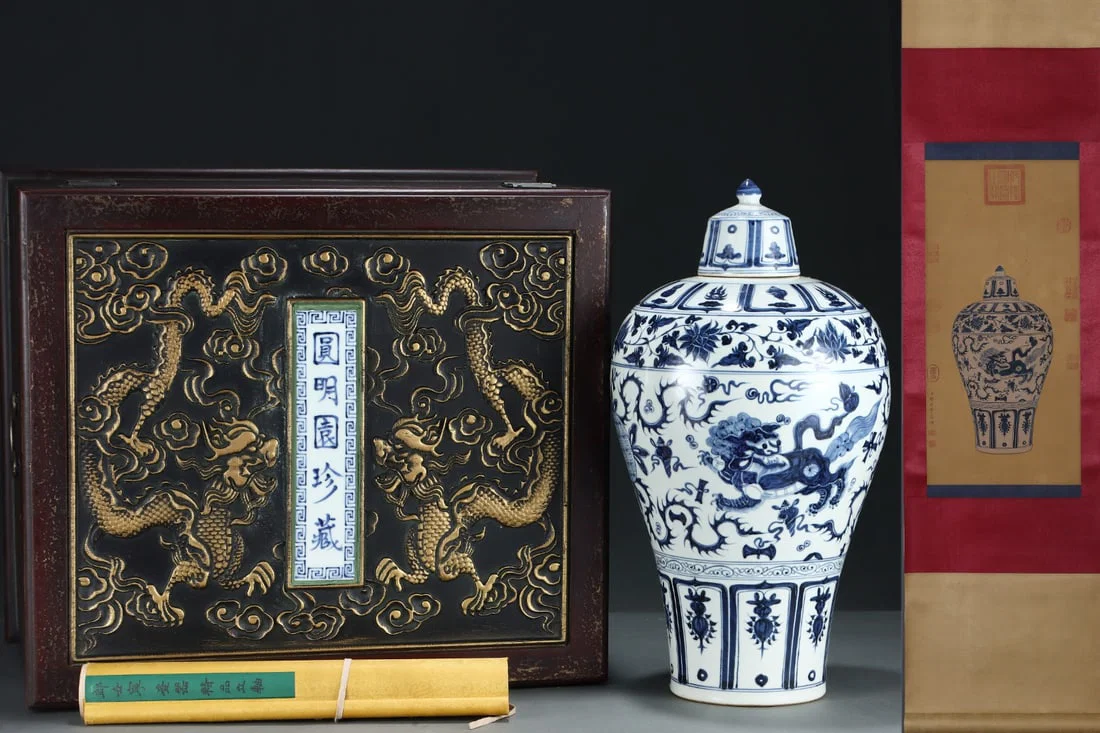 An Exquisite Blue and White Lotus Pattern Lion Pattern Vase