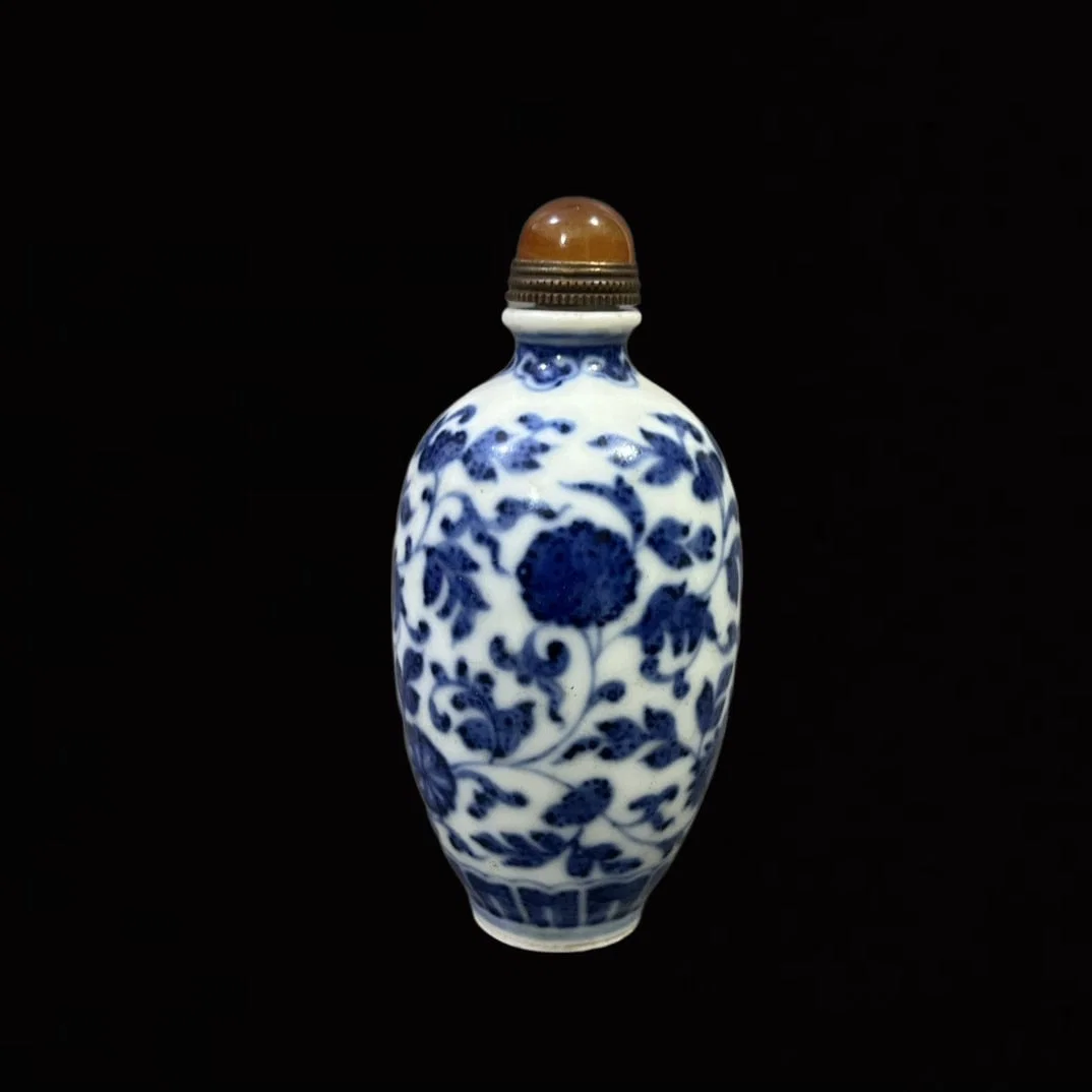 An Exquisite Blue and White Lotus Pattern Snuff Bottle