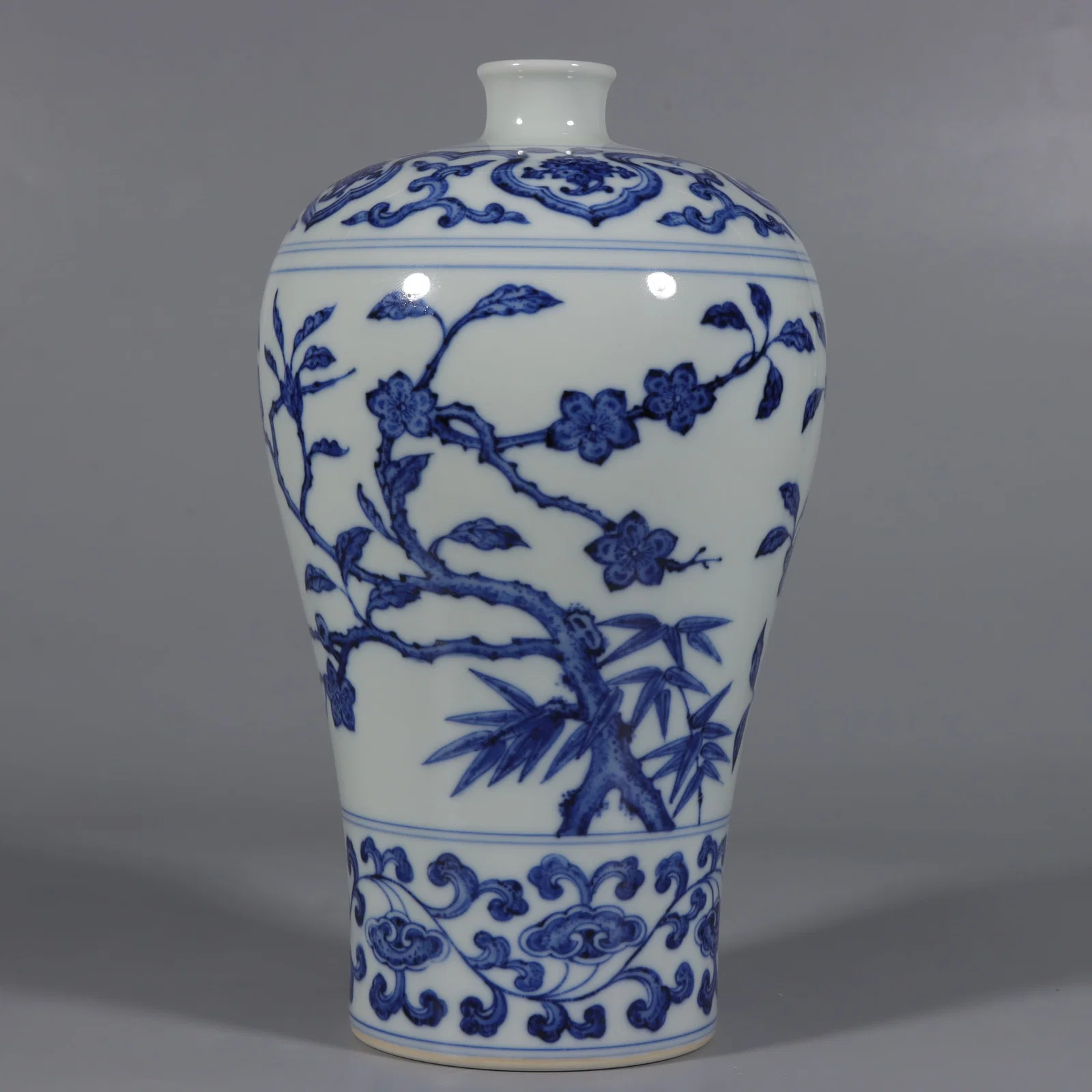 An Exquisite Blue and White Pine,Bamboo and Plum Blossom Pattern Vase