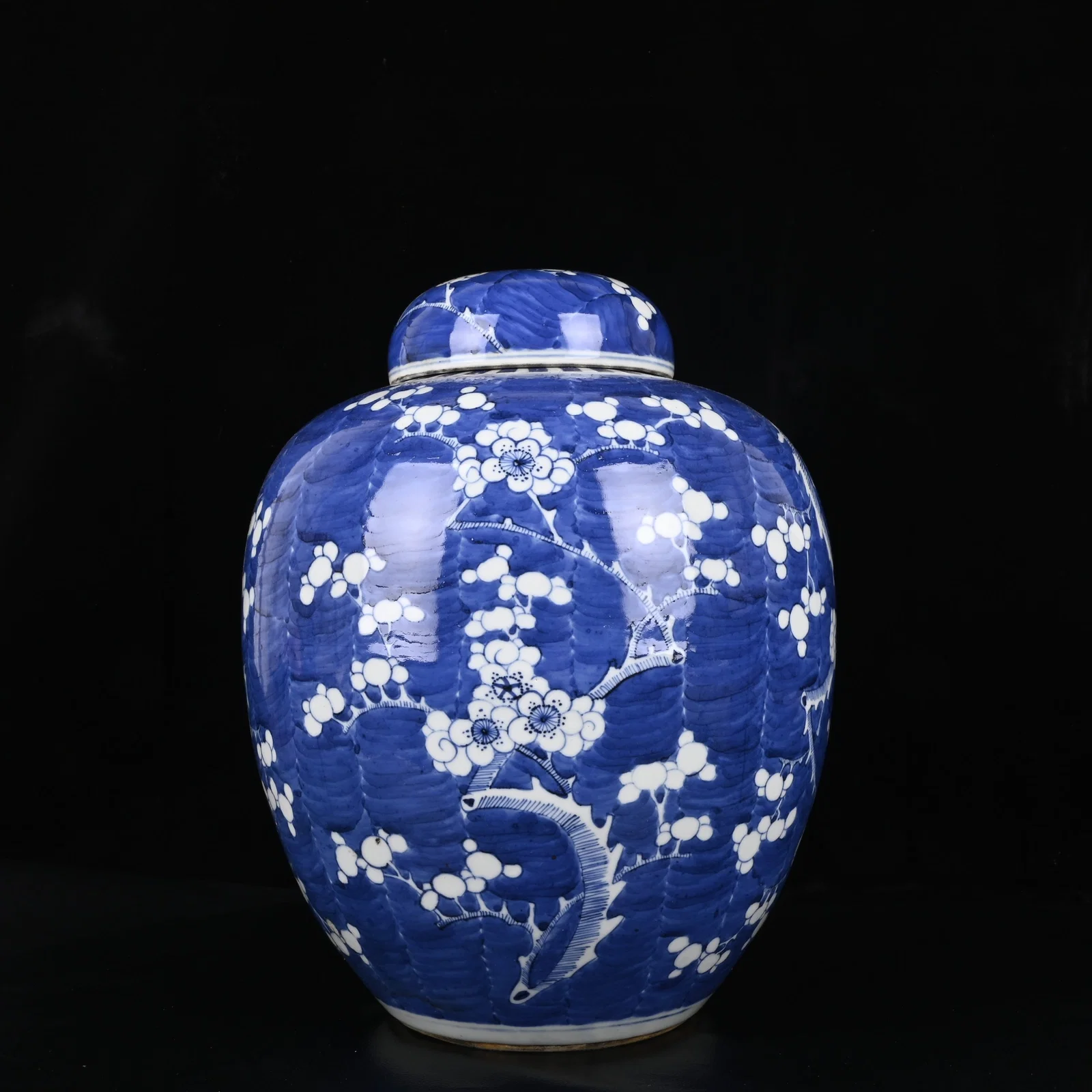 An Exquisite Blue and White Plum Blossom Pattern Jar with Cover