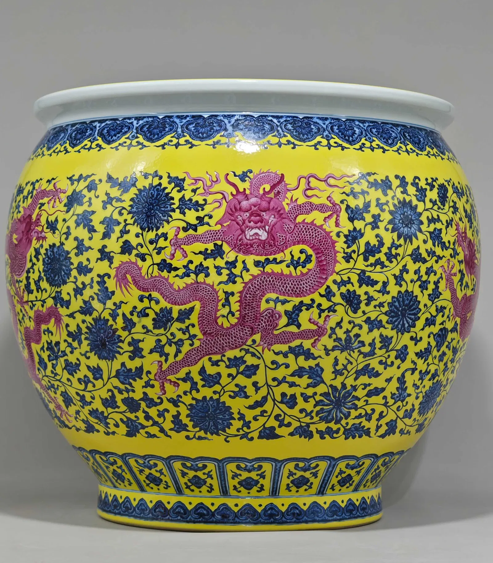 An Exquisite Blue and White Ruby Red-Glazed Lotus Pattern Dragon Pattern Vat