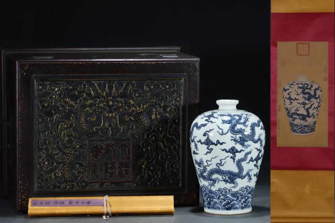 An Exquisite Blue and White Seawater Auspicious Cloud and Dragon Pattern Vase,With Vertical Scroll