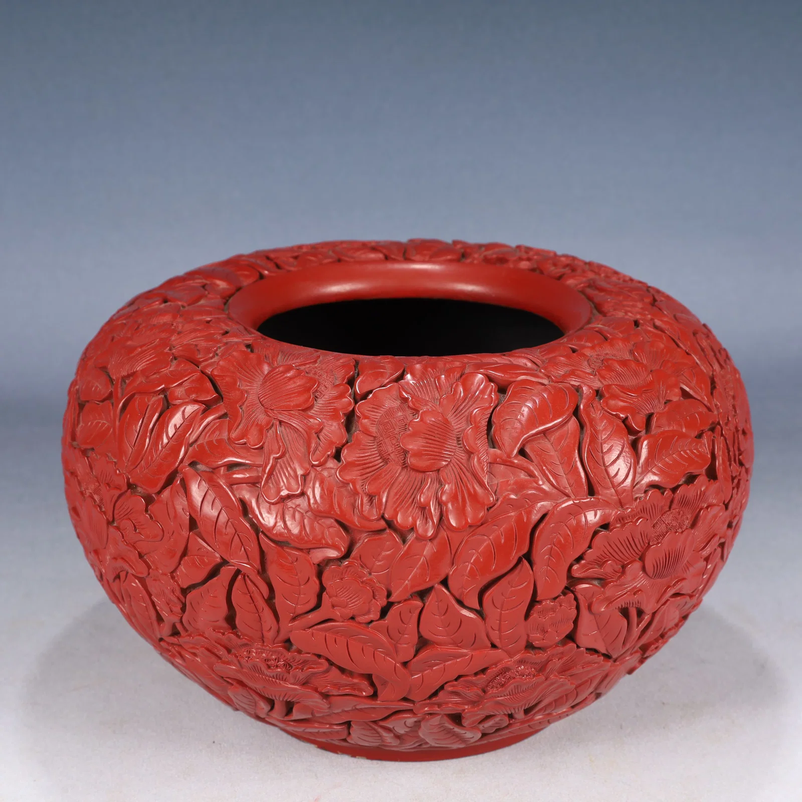 An Exquisite Carved Red Lacquer Flower Pattern Jar