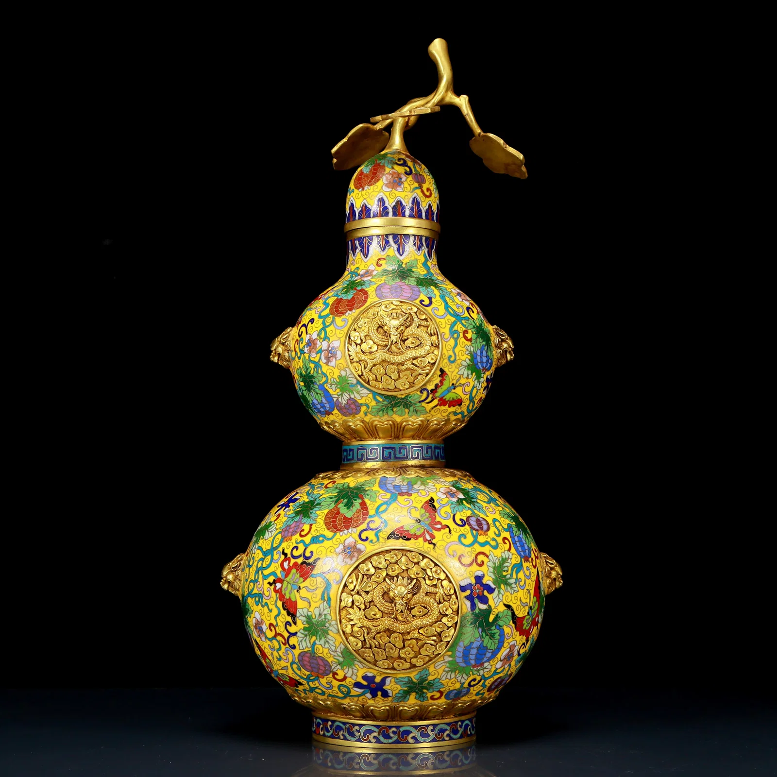 An exquisite cloisonné dragon-patterned gourd-shaped bottle with lid