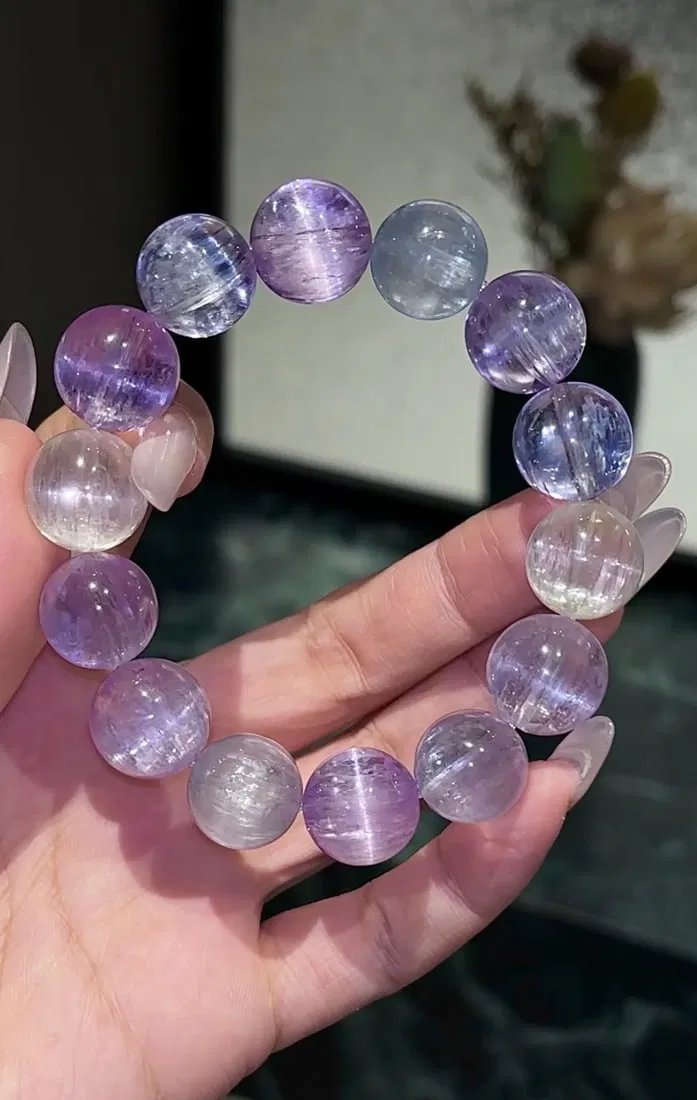 An Exquisite Crystal Bracelets