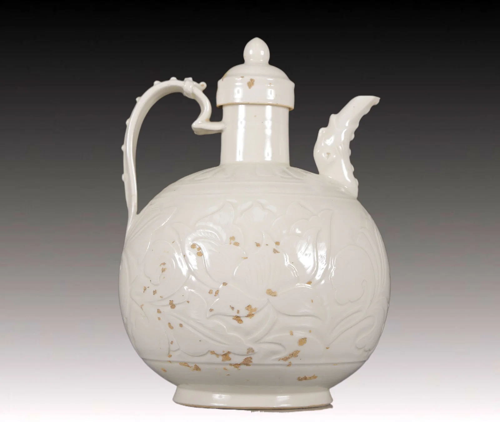 An Exquisite Ding yao Lotus Pattern Ewer