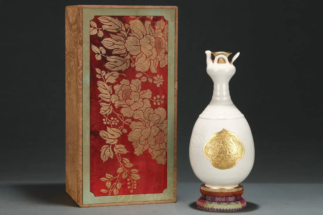 An Exquisite Ding yao White Glazed Phoenix Pattern Vase