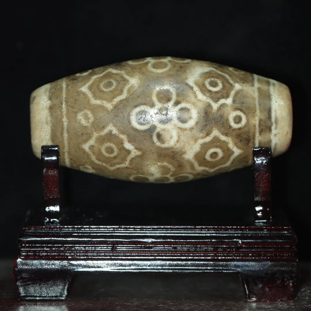 An Exquisite Dzi Bead Ornament?With Base