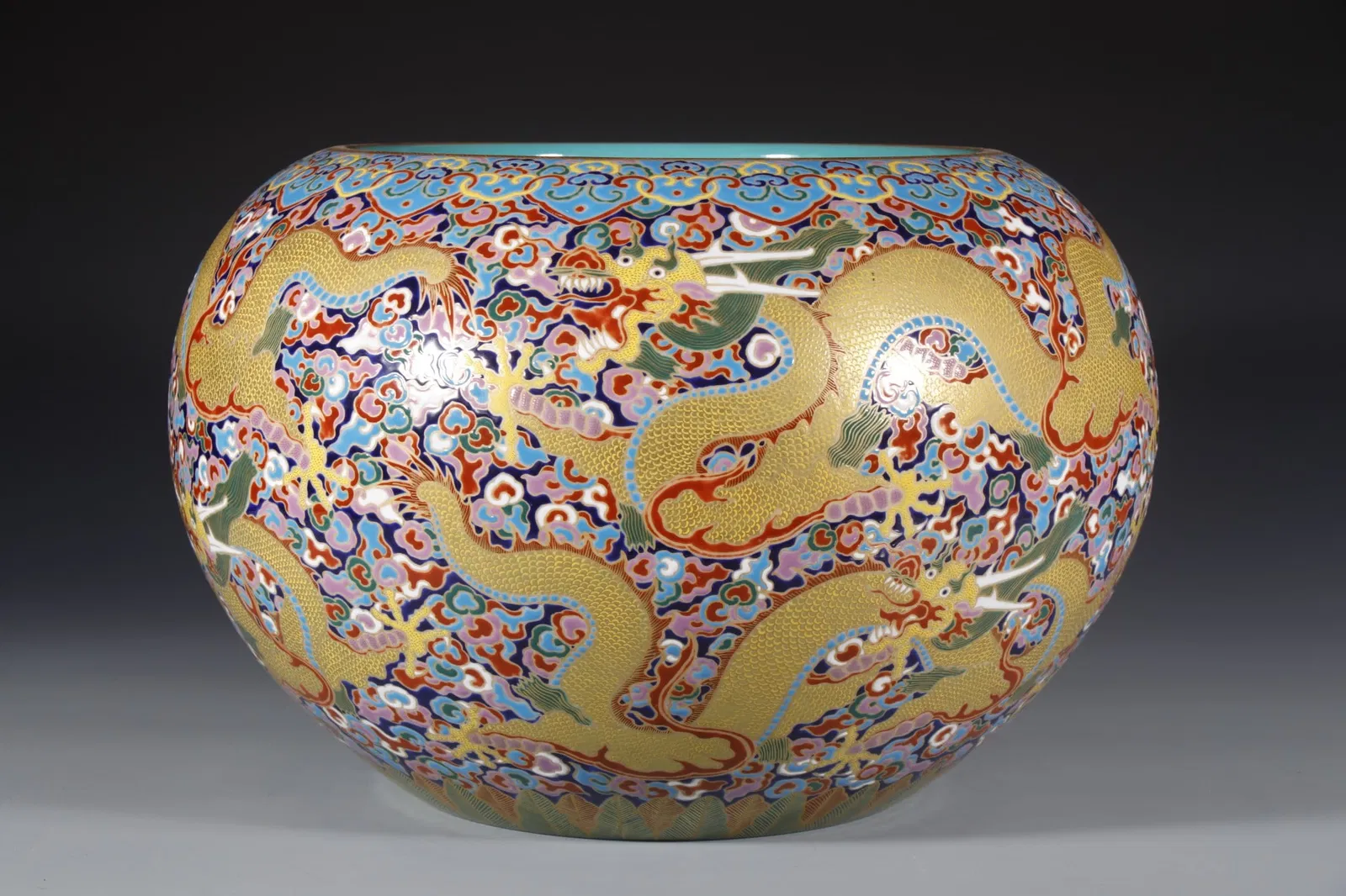 An Exquisite Enamel Auspicious Cloud and Dragon Pattern Jar
