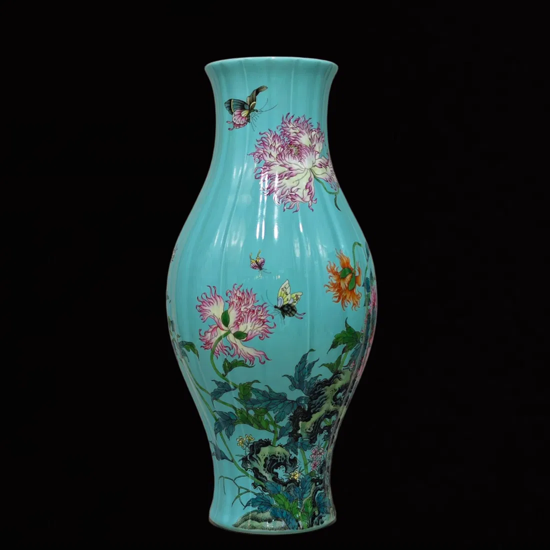 An Exquisite Enamel Flower and Butterfly Pattern Vase