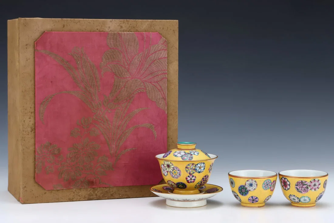 An Exquisite Enamel Flower Pattern Bowl with Cover,with Two Cups