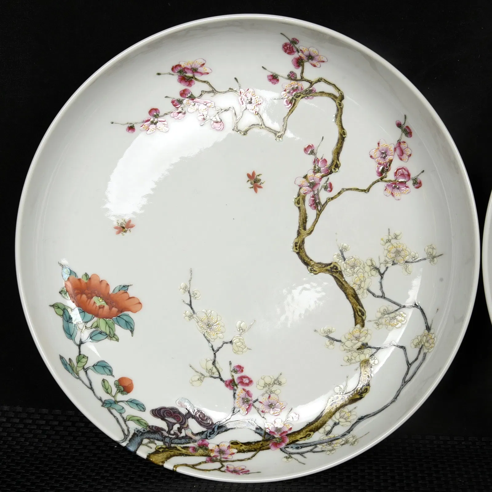 An Exquisite Enamel Painted Gold Flower Pattern Plate