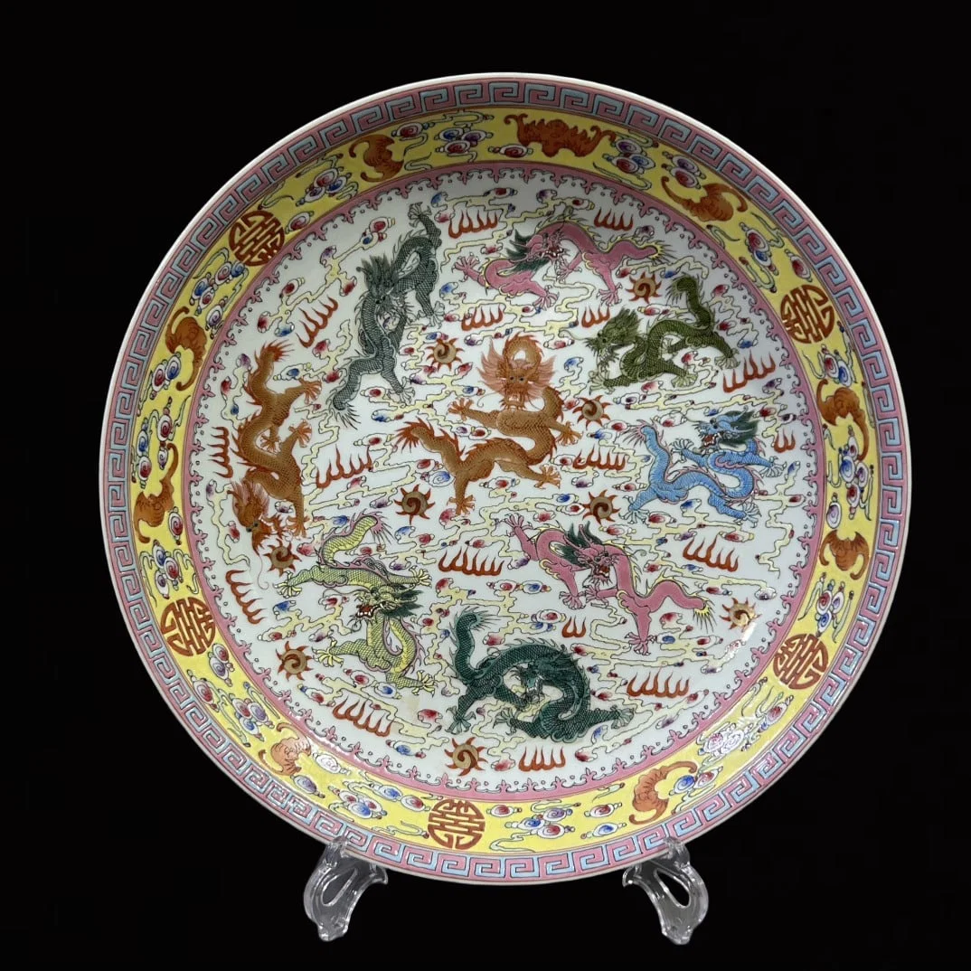 An Exquisite Famille-Rose Auspicious Cloud and Dragon Pattern Plate