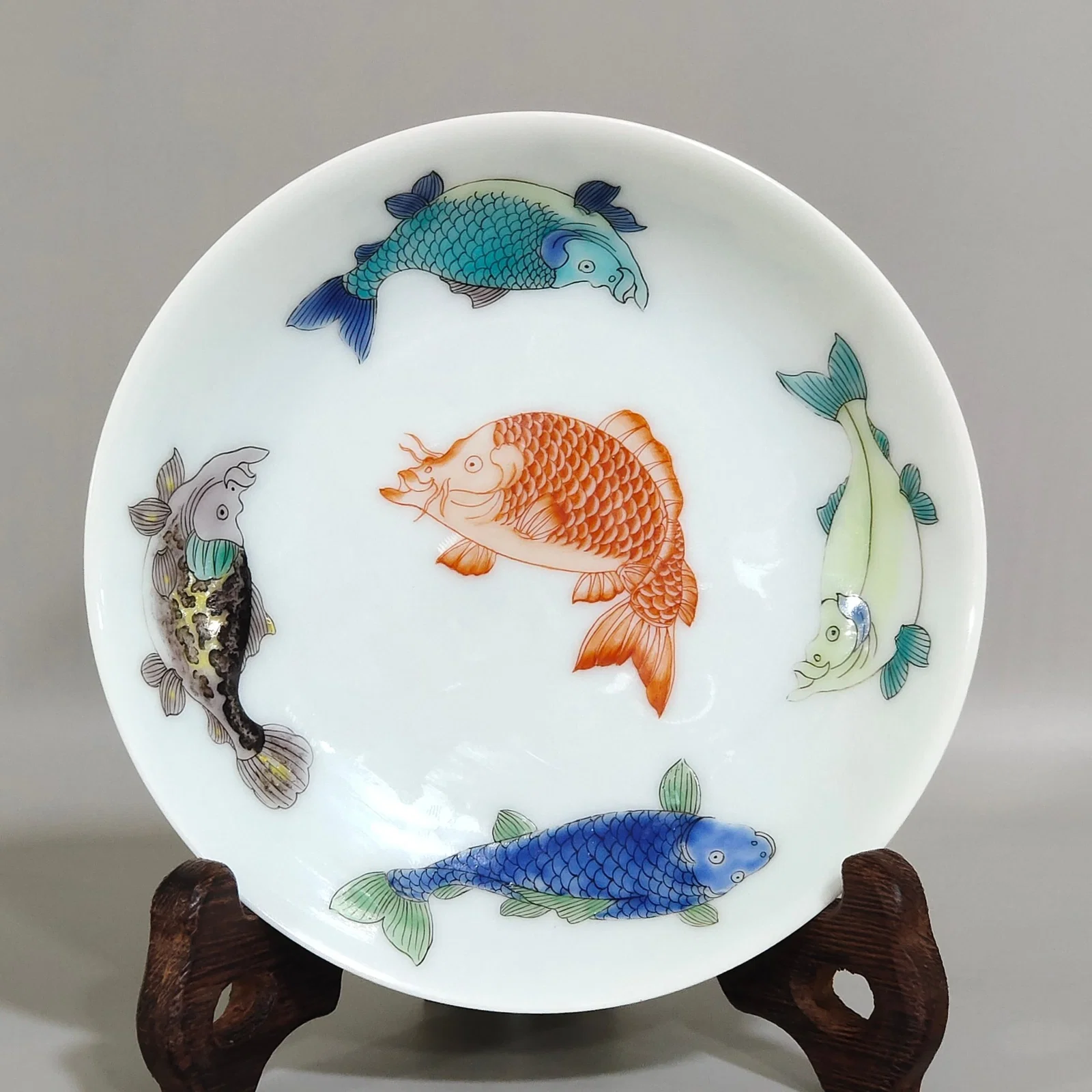 An Exquisite Famille-Rose Fish Pattern Plate