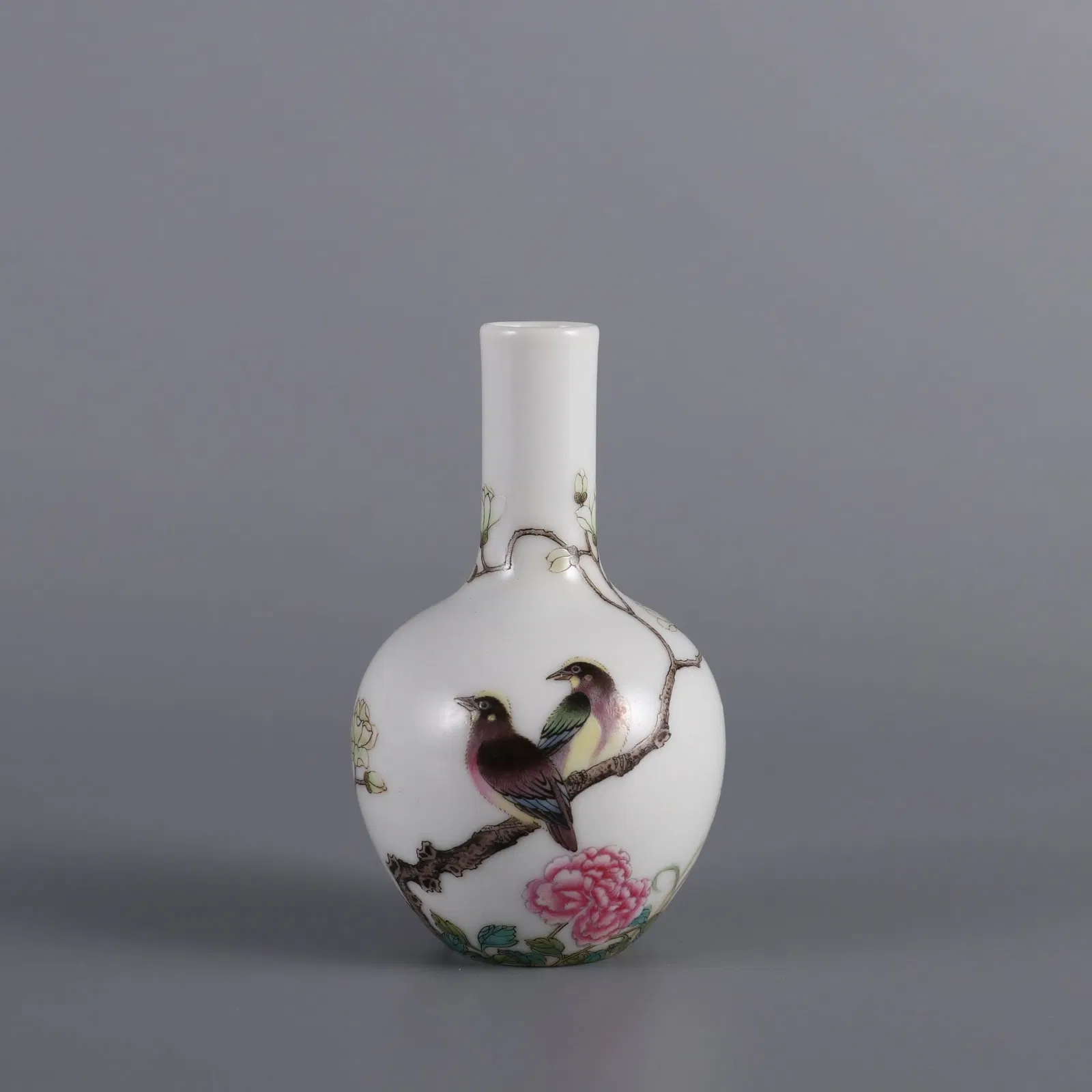 An Exquisite Famille-Rose Flower and Bird Pattern Vase