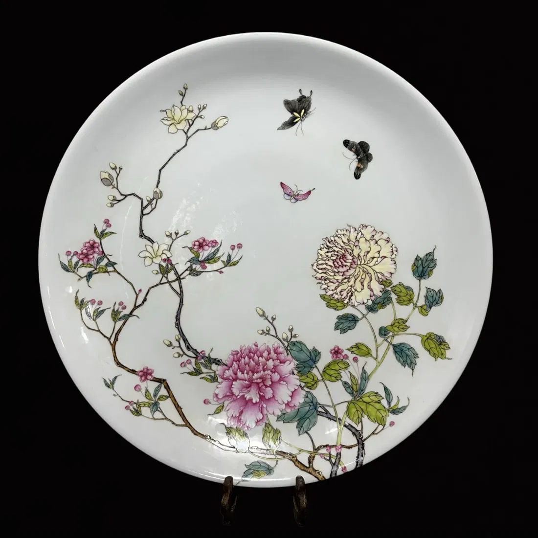 An Exquisite Famille-Rose Flower and Butterfly Pattern Plate