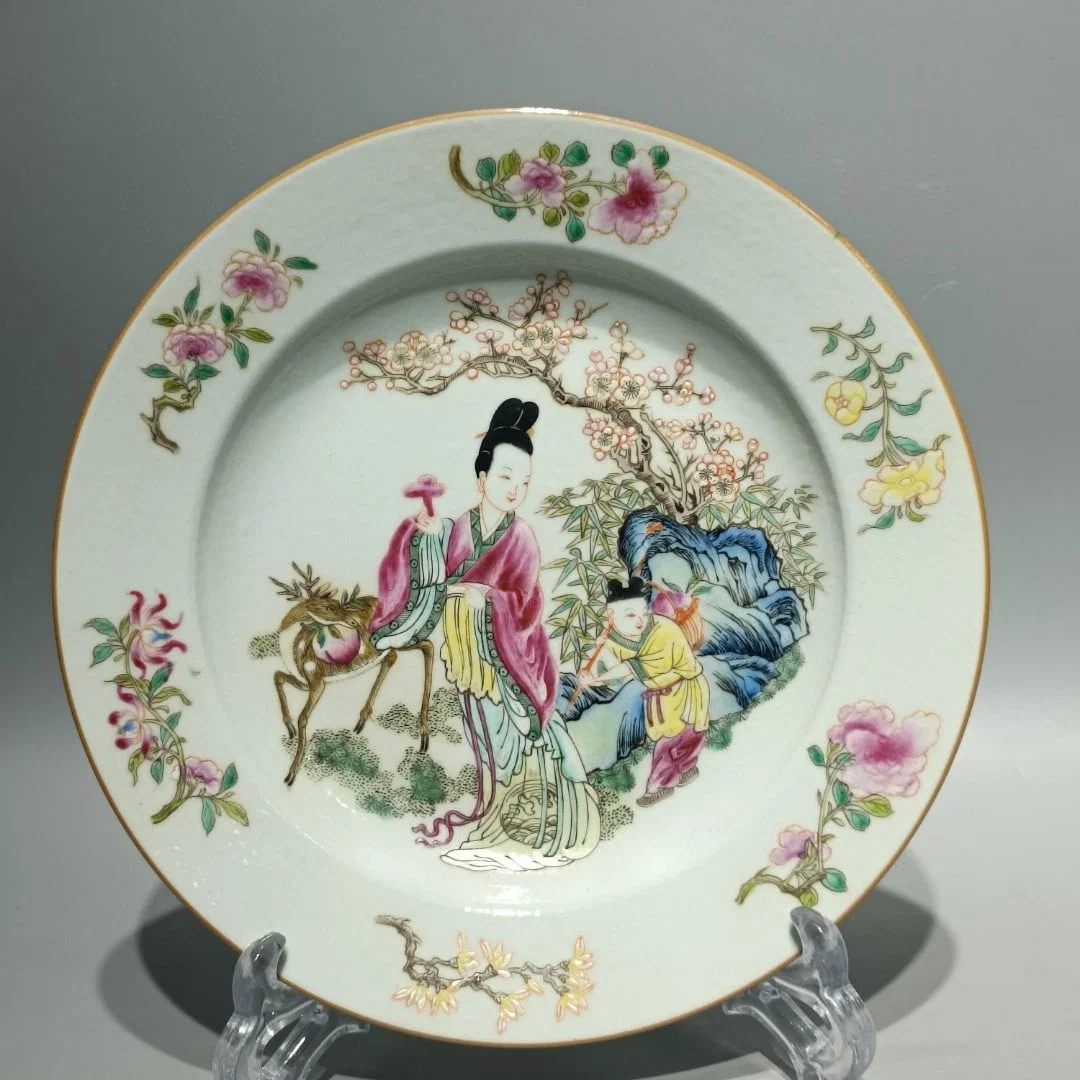 An Exquisite Famille-Rose Flower and Figure Pattern Plate