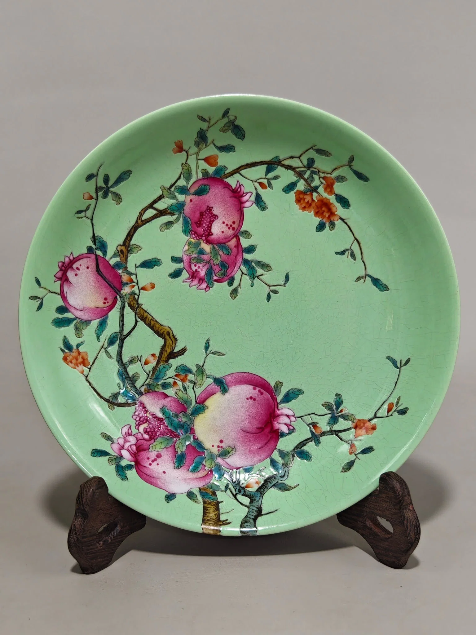 An Exquisite Famille-Rose Flower and Fruit Pattern Plate