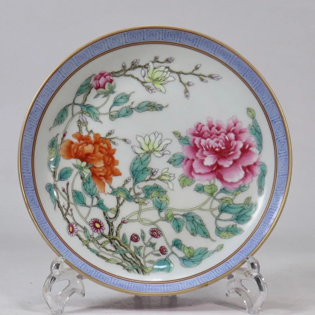 An Exquisite Famille-Rose Flower Pattern Plate
