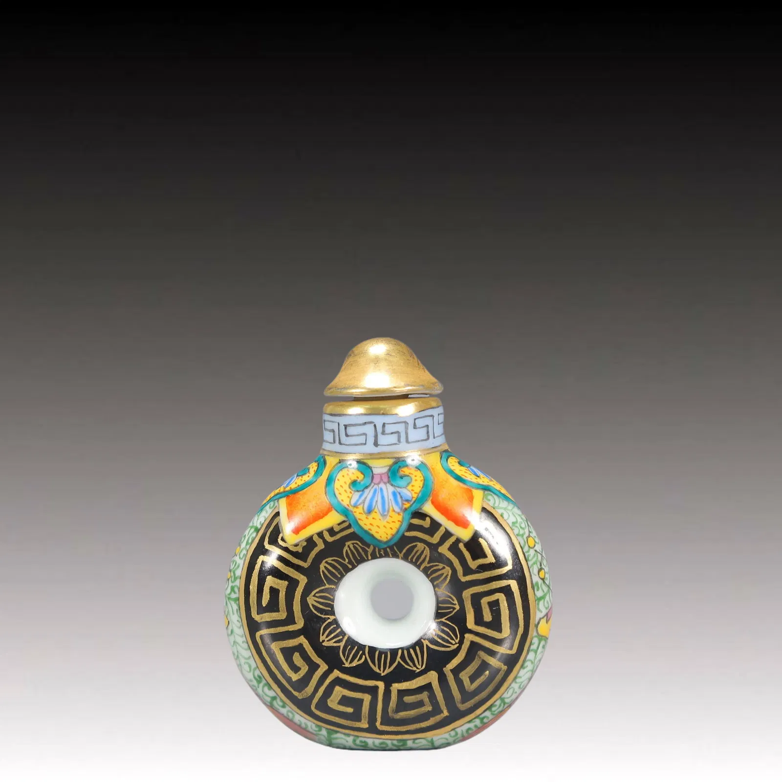 An Exquisite Famille-rose Flower Pattern Snuff Bottle