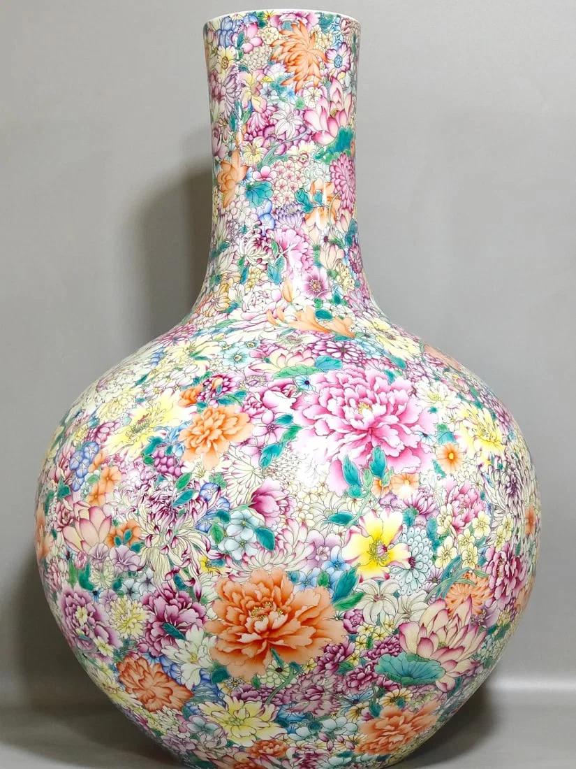 An Exquisite Famille-Rose Flower Pattern Vase
