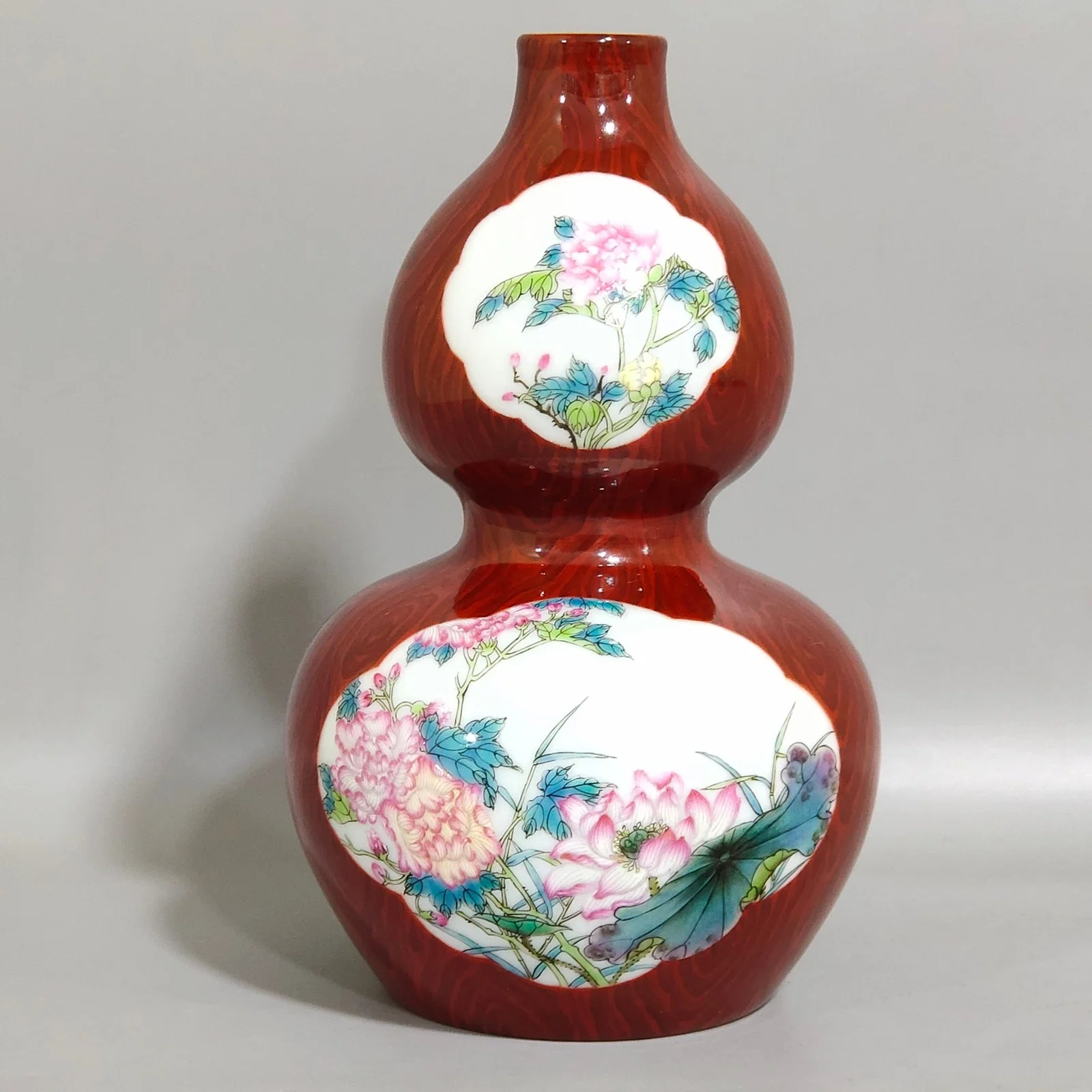 An Exquisite Famille-Rose Imitation Wood Grain Glazed Flower Pattern Gourd Vase