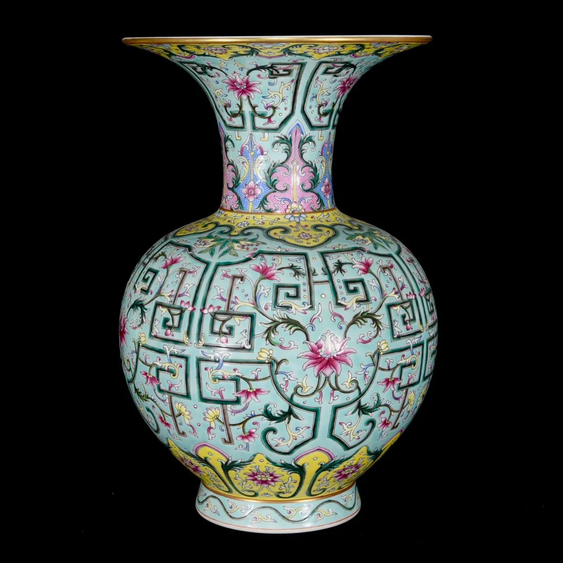 An Exquisite Famille-Rose Lotus Pattern Vase