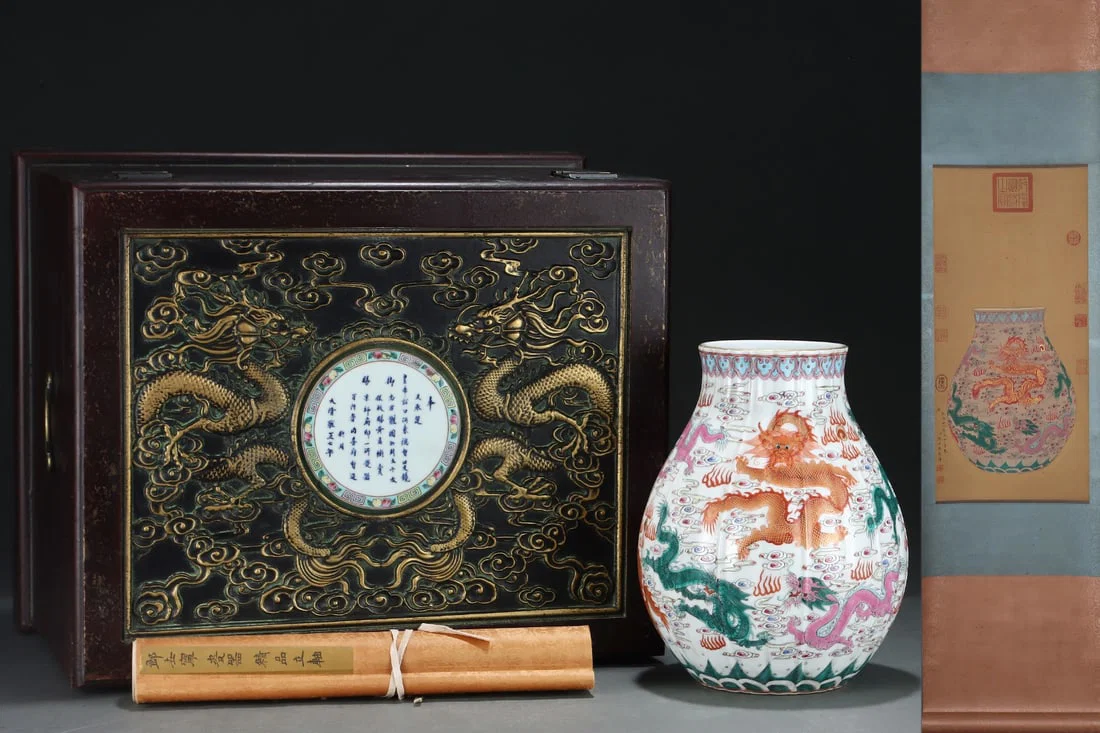 An Exquisite Famille-Rose Painted Gold Auspicious Cloud and Dragon Pattern Vase,with Chinese