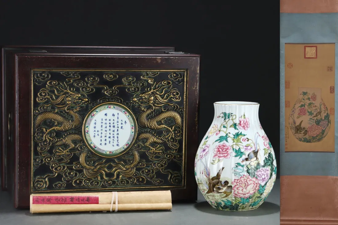 An Exquisite Famille-Rose Painted Gold Flower and Bird Pattern Vase,With Poem,With Vertical Scroll