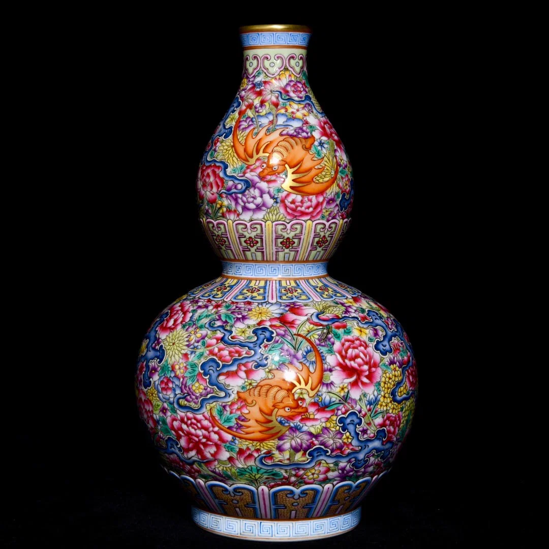 An Exquisite Famille-Rose Painted Gold Flower Pattern Gourd-Shaped Vase