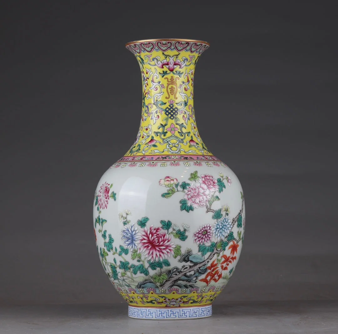 An Exquisite Famille-Rose Painted Gold Flower Pattern Vase