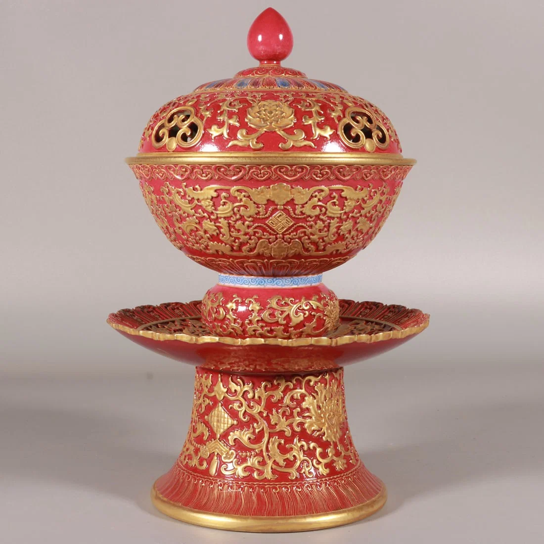 An Exquisite Famille-Rose Ruby Red-Ground Painted Gold Bowl with Cover,With Base