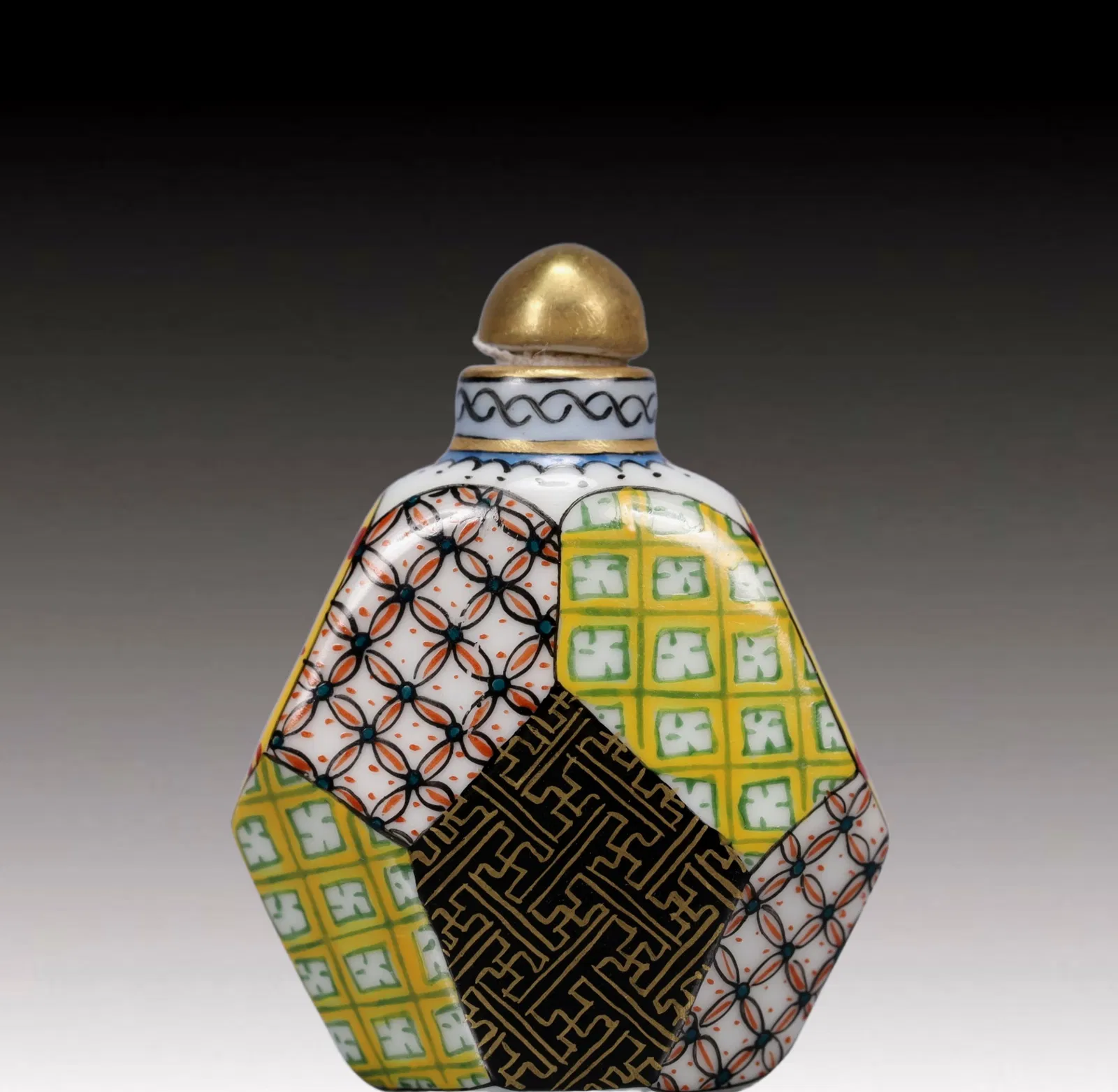 An Exquisite Famille-Rose Shou-Character and Flower Pattern Snuff Bottle