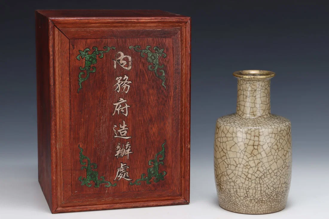 An Exquisite Ge yao Vase,with an Imperial Poem by Emperor Qianlong