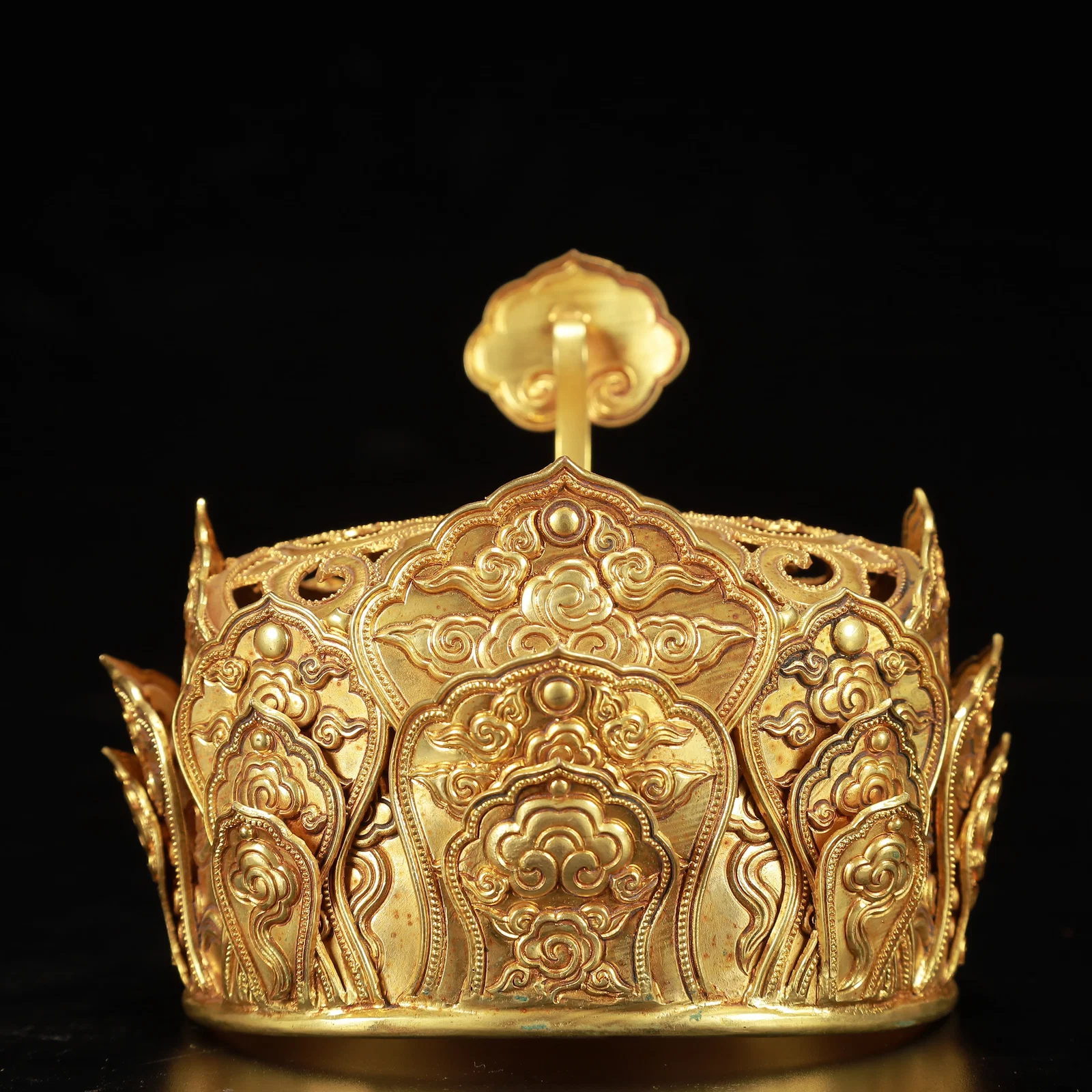 An Exquisite Gilt Bronze Auspicious Cloud Pattern Hat,Inlaid Gems