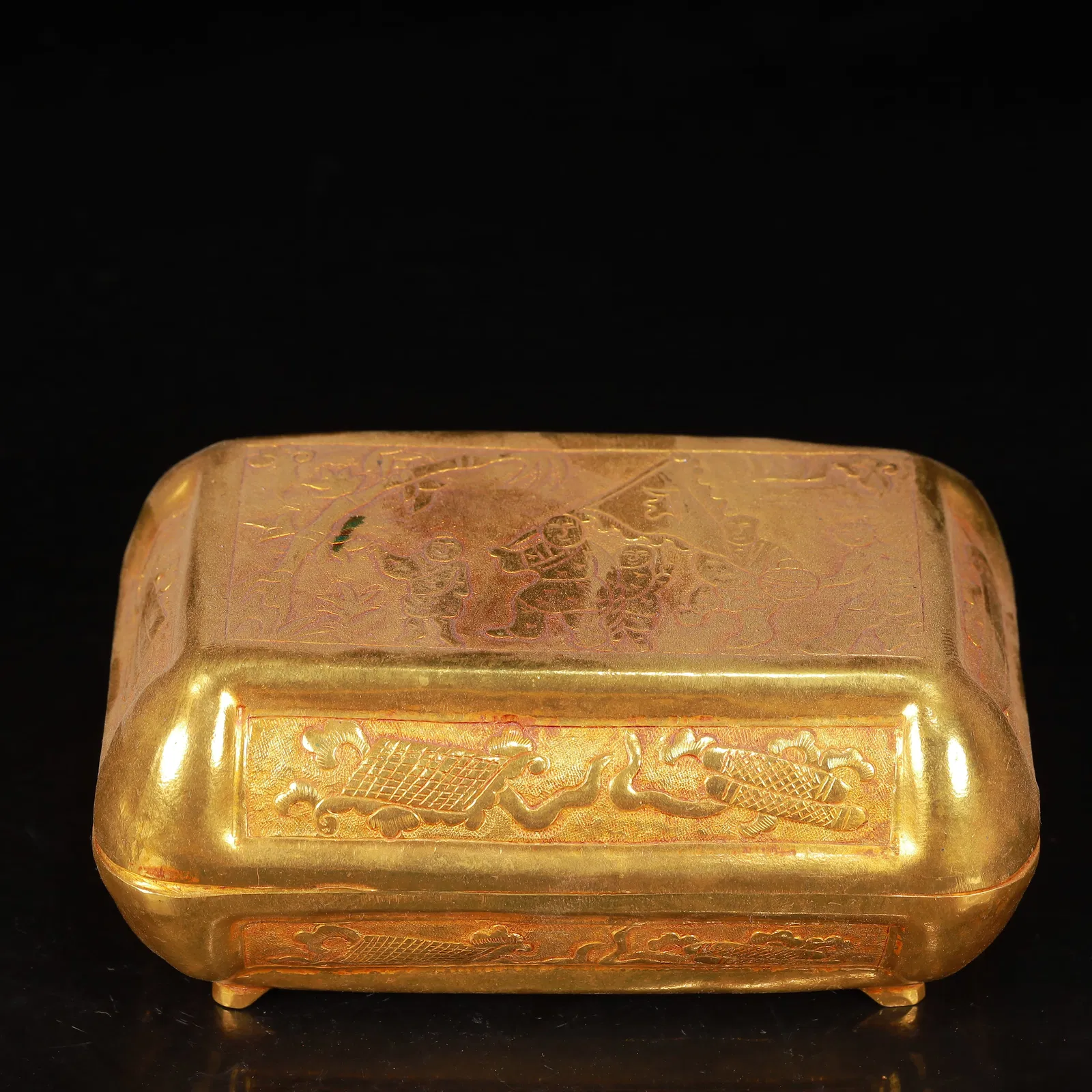 An Exquisite Gilt Bronze Figure Pattern Cover Box