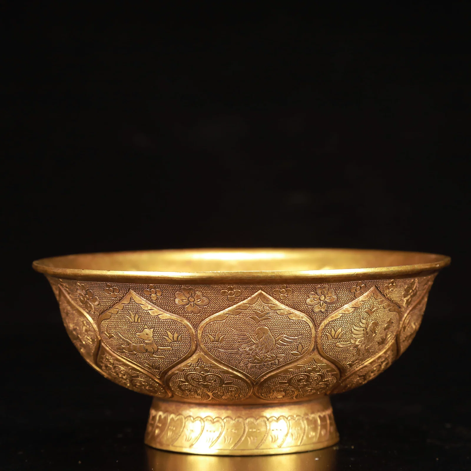 An Exquisite Gilt Bronze Flower and Bird Pattern Bowl