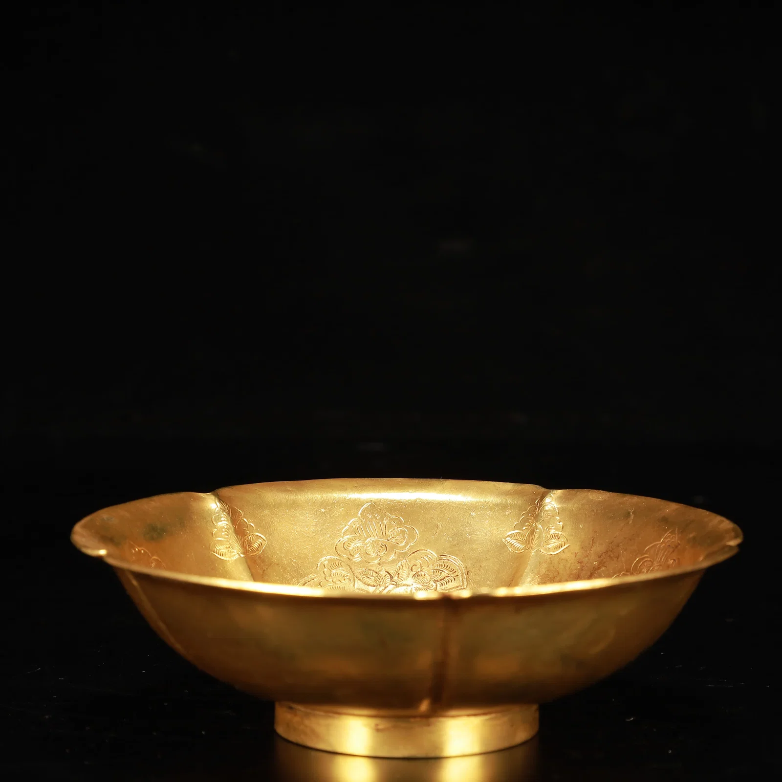 An Exquisite Gilt Bronze Flower and Dragon Pattern Bowl